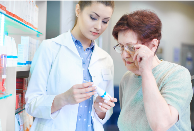 Farmaceutkinja pokazuje starijoj ženi traženi lek